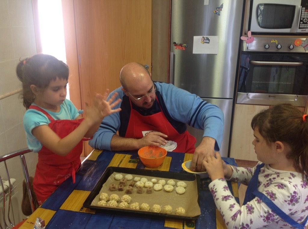 MelocotonTorres's tweet photo. Haciendo panellets escuchando #noviembremepones . Queremos Bailando de Enrique Iglesias para animarnos el rato. http://t.co/YMN7MpDe7U