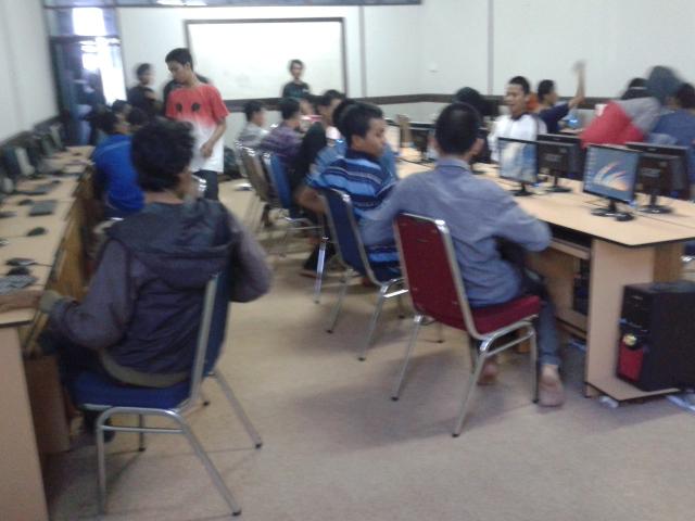 ElektroUnifa's tweet photo. Proses IT club . "materi  : program " http://t.co/Rvmg4kef9h