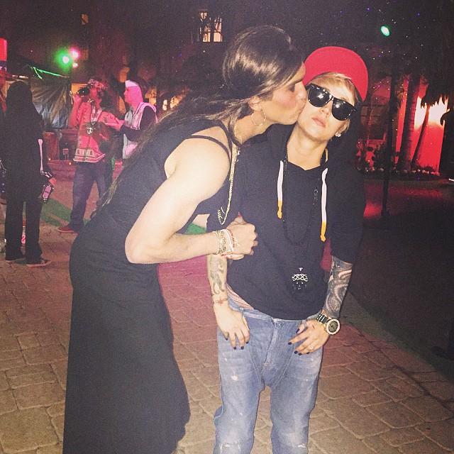 #KaleyCuoco and #Ryansweeting are @selenagomez & @justinbieber for Halloween ! kaleypictures.com/thumbnails.php…