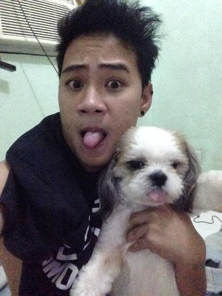 Iammagatas's tweet image. While i&apos;m waiting selfie muna with baby pofer! :) #pofer