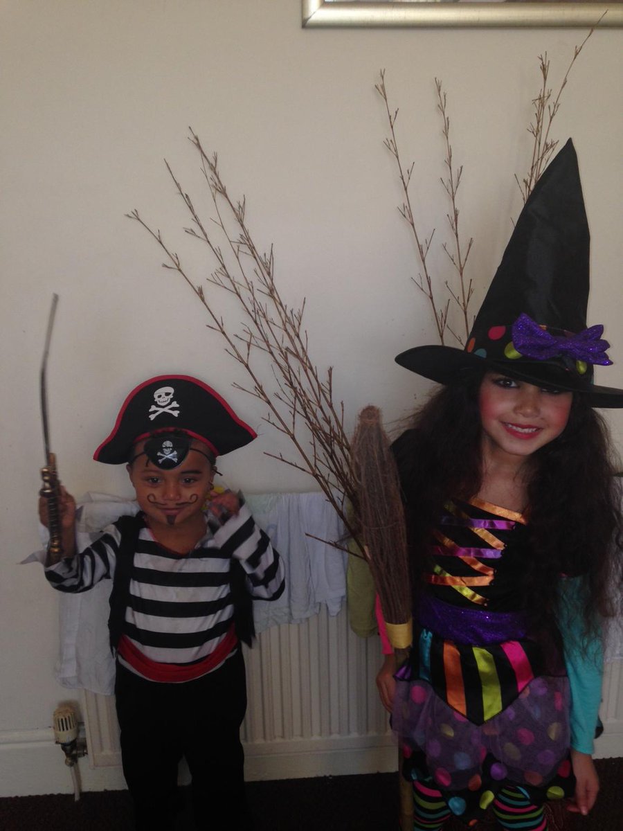 keisshhdr's tweet photo. My lil witch and Pirate 🎃👹👻😍❤️ http://t.co/JA7Ut3lGFE