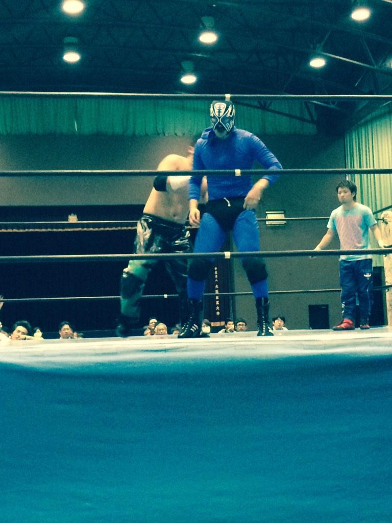 ট ইট র Sunny 本日のowf Oyakataと対戦した 即席太郎 と第1試合でライパチと対戦した ブルースーツ青マン 謎の海賊男 ビリーガスパー並に胡散臭くていいね ブルースーツ青マン ナカナカ巧者 正体がアノ男だとすると相当引き出しあるね Http T