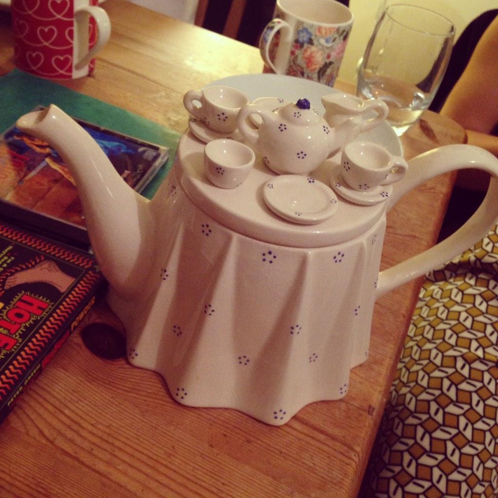 teacolourchart's tweet photo. Ladies and gentlemen I give you, the Tweepot #twee #tea http://t.co/JmnDPwFKXm