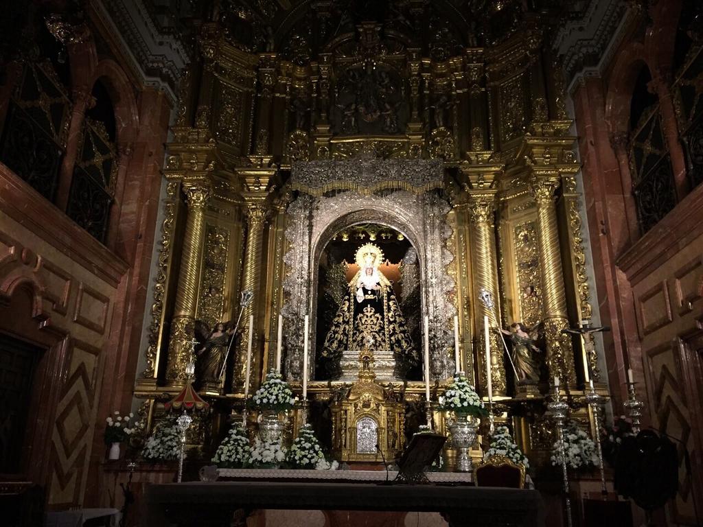 Hdad_Macarena's tweet photo. En el Día de Todos los Santos, Ntra. Señora de la Esperanza amanece vestida de luto http://t.co/dcvlArZbWJ