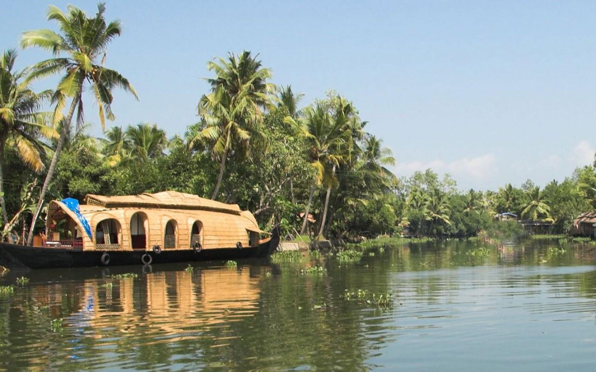 narendramodi's tweet photo. Kerala Piravi greetings to people of Kerala. May the development of Kerala scale new heights in the years to come. http://t.co/tAG2vHAzau