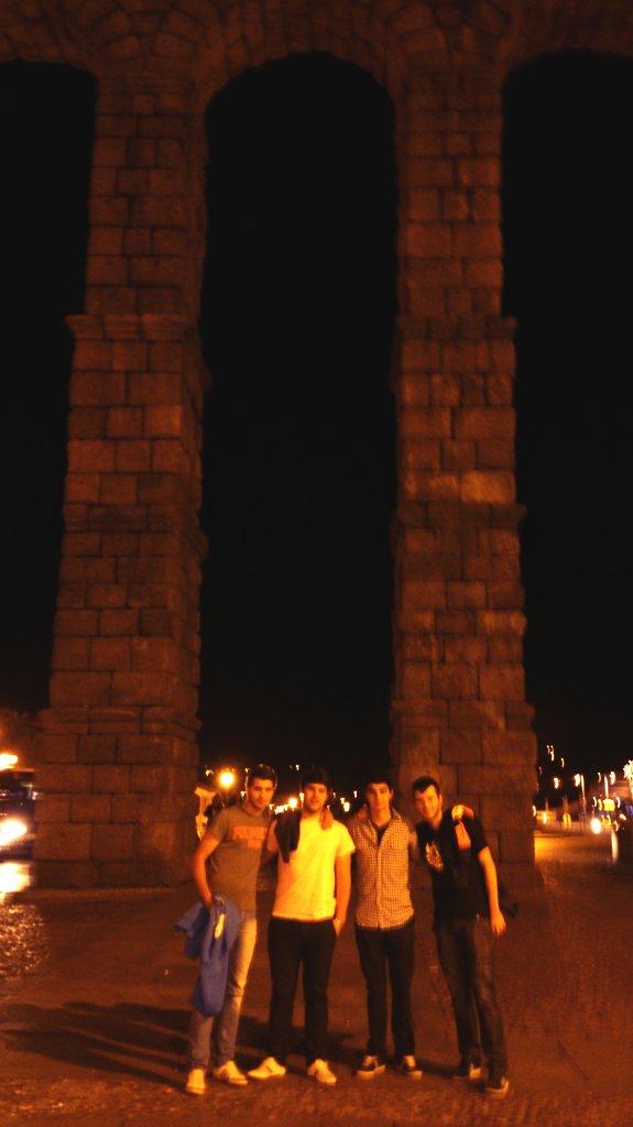 Edulan37's tweet photo. Increíble Segovia!... Volveremos. @pablo_tapito20 @monxito31 @colinas_falcao9 http://t.co/5jpvaIVivo