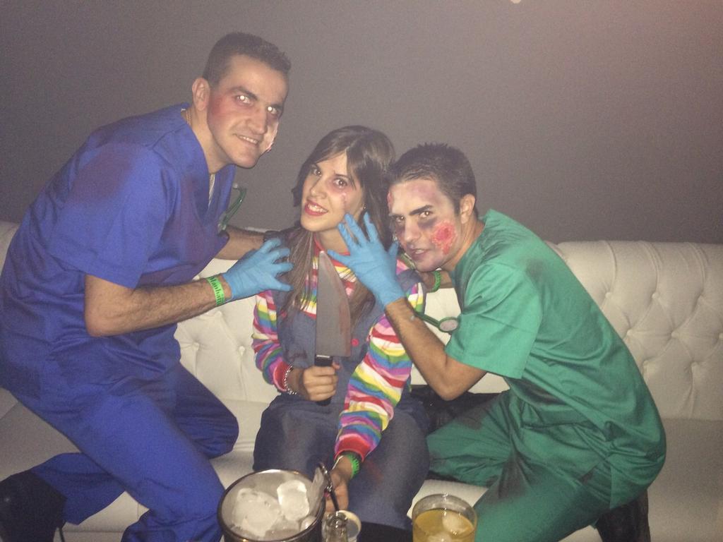 BelenQr's tweet photo. Halloween night!!! Con los #feotes de @ivalero87 y @Calerito_86 en @ManhattanMadrid dando #miedito http://t.co/gg733S1VqM