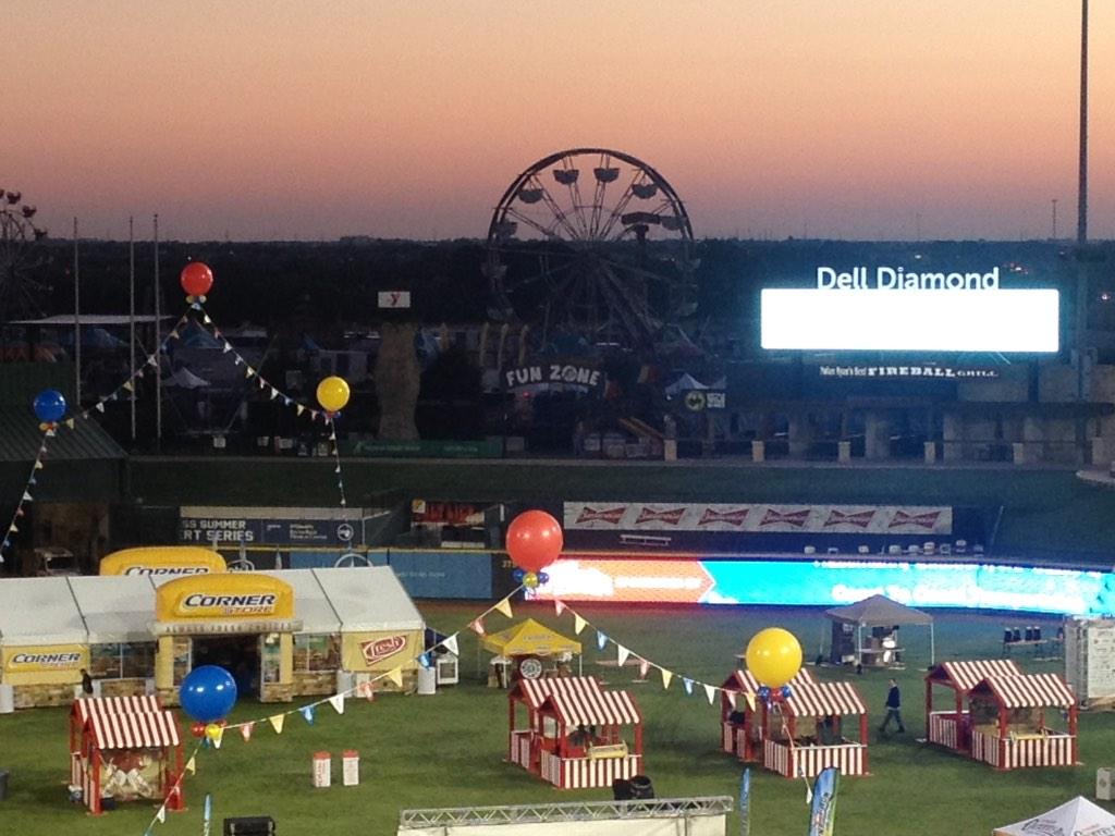jjgottsch's tweet photo. Great morning for @cornerstorerun! #CountryRun2014 @RRExpress @RSE34 http://t.co/NcRh3fY0cf
