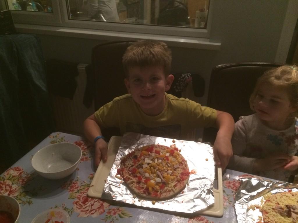 martinwillis20's tweet photo. Making pizza with kids happy days👍😁@GREGORY82 http://t.co/ArJjtijRlA