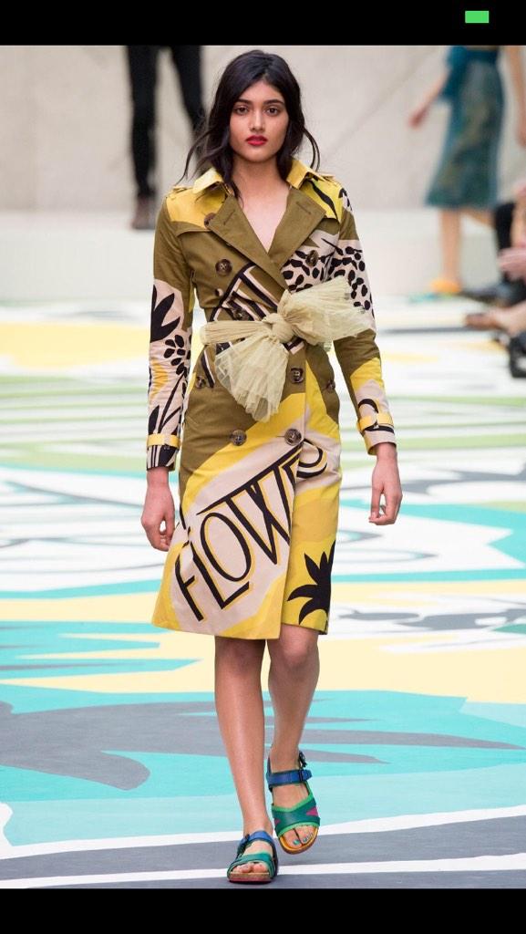 collection_snap's tweet photo. Burberry Prosum
#fashion #collection #pfw14 http://t.co/3rYWtZdg7m