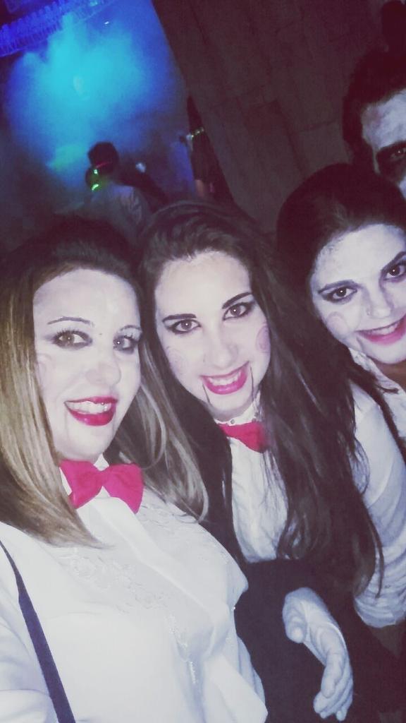 LapinkyM's tweet photo. "@Yulaay8: "@NooeeliiaM: Unas cuantas de anoche! @Yulaay8 @SolMedina88  @LapinkyM @Lydia2911 @santimesafernan http://t.co/ZzirlepPgw" 👌✌😍"