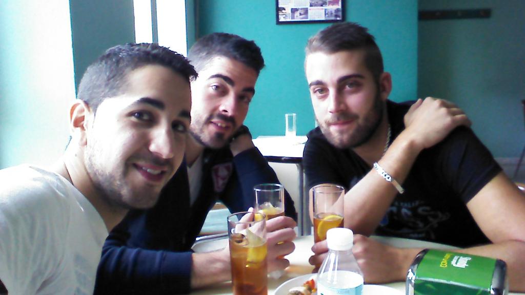 SdominguezL's tweet photo. De vermouth en Valbusenda! falta el pequeño Nicolas @ery89thebest @Blituss http://t.co/80hbwThqD8