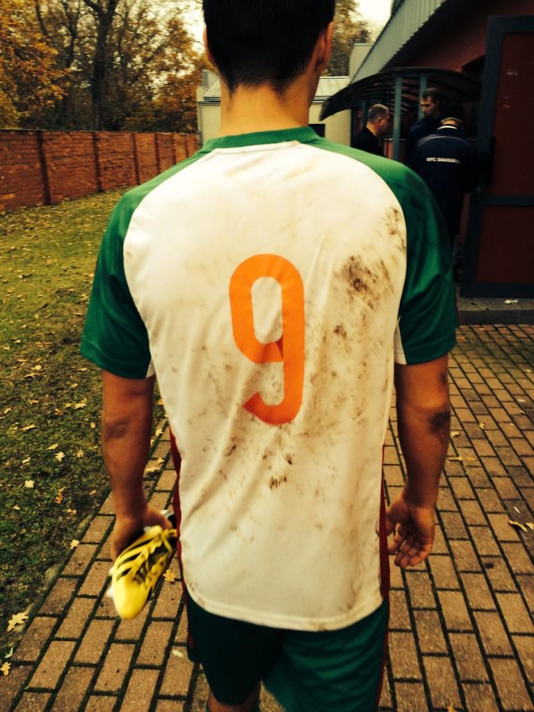 LiepajaFK's tweet photo. Šodien bija īsta gladiatoru cīņa laukumā, tas atspoguļojas arī uz @DavisIka10 krekla! http://t.co/POdkQY7DW0