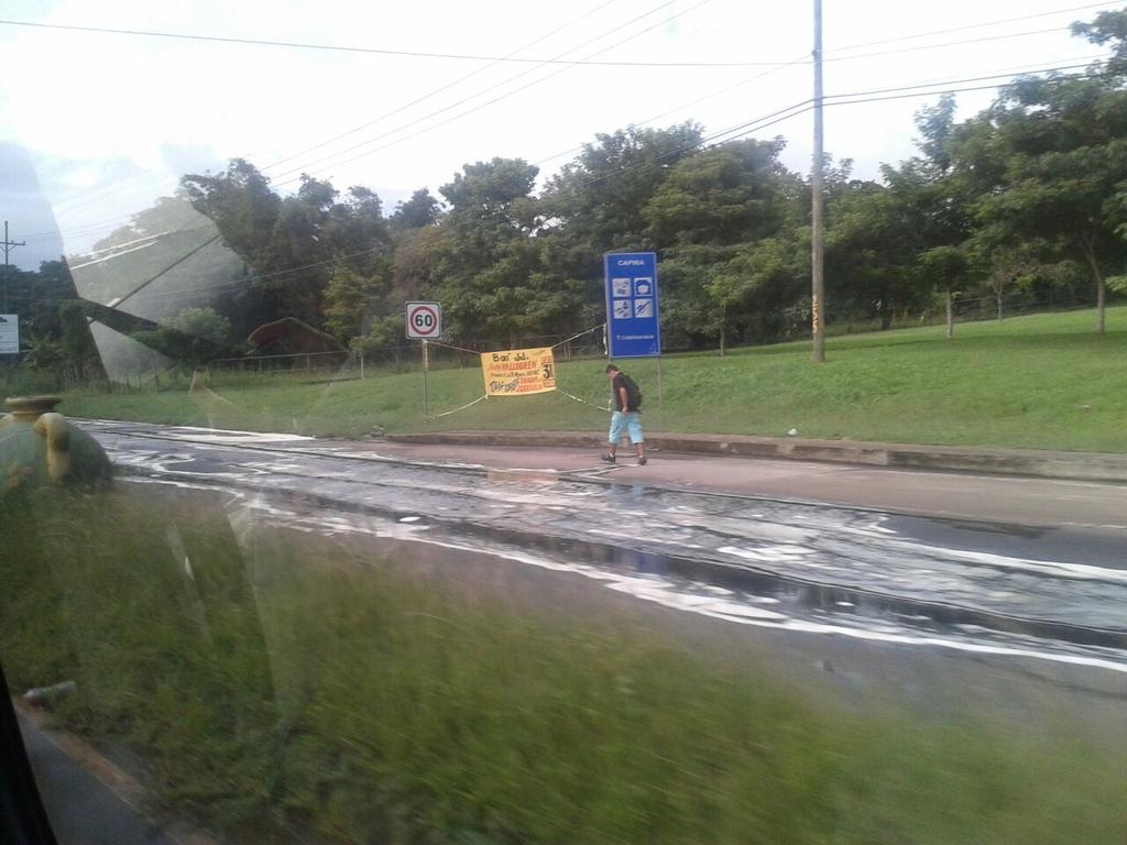 tvnnoticias's tweet photo. Se registra derrame de combustible en la carretera llegando a Capira @tvntrafico #Panamá http://t.co/HwezG3P7qM