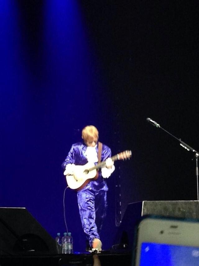EdSheeranBrCom's tweet photo. Ed ontem fantasiado no palco hahahaha http://t.co/lLisRtjEE5