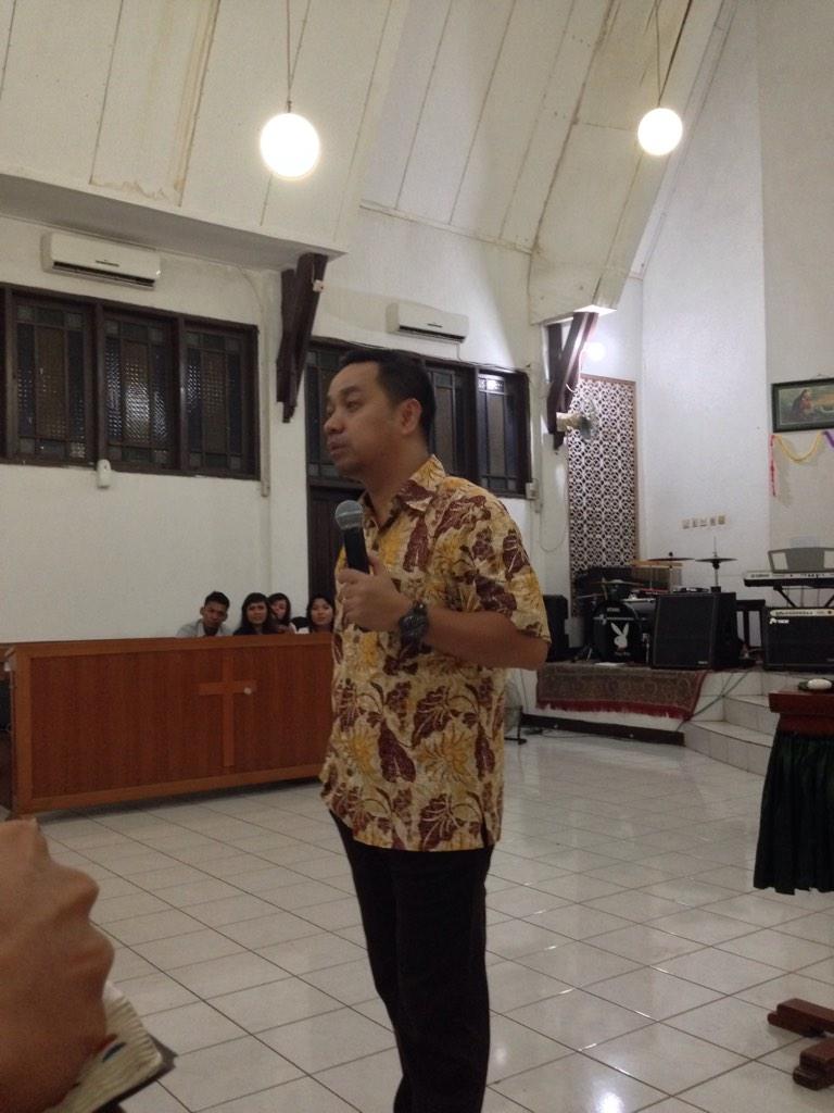 KomparemPOUKDKI's tweet photo. Pdt Petra yg membawakan firman Tuhan mengenai karakter yang baik (excellent) untuk mjd seorang pelayan Tuhan. http://t.co/ohty8Bh1Tg
