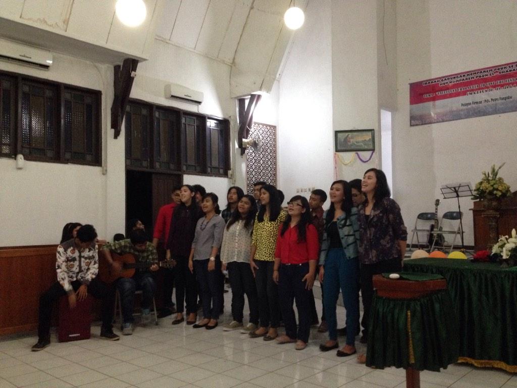 KomparemPOUKDKI's tweet photo. POUK Sunter ikut memberikan pujian untuk kemuliaan nama Tuhan Yesus.... http://t.co/J1EZQAimoD