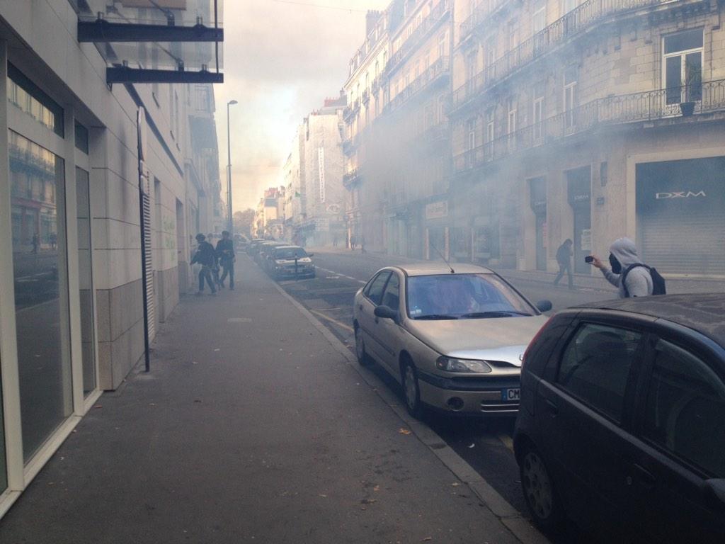 Manifestation de Nantes: Valls condamne un "déchaînement de violence délibérée" B1XOyJJIEAEfFOF