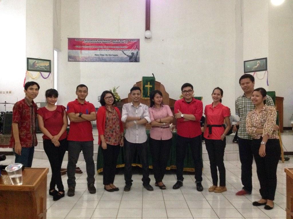 KomparemPOUKDKI's tweet photo. foto bersama pengurus setelah ibadah. "akhirnya bisa foto bareng2 lg setelah selesai ibadah..." http://t.co/gXi8eo48cE