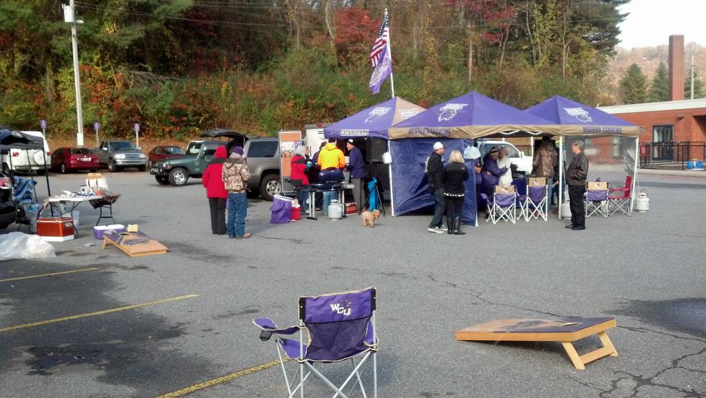 LeftFldLunatic's tweet photo. Snowgating in the Whee. Cooler free Saturday on the campus of @WCU to cheer on the @Catamounts #flizzard #hottotties http://t.co/TM6awTJWrR