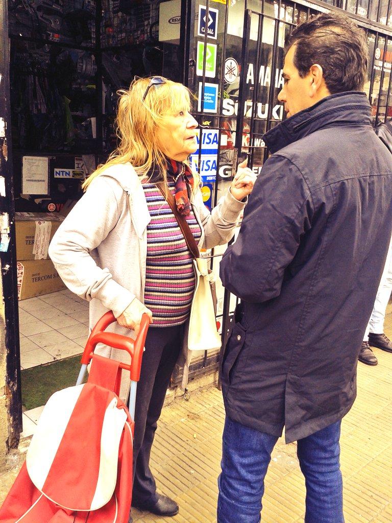 MarinitaPRO's tweet photo. La vecina salio a hacer las compras y  saluda a @cristianritondo 
Cc @DipGarayalde @LaSolanoLima  @BetoSilvaok http://t.co/FhdPitZE6G