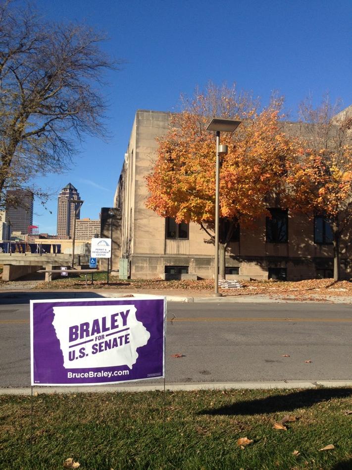 christinafreund's tweet photo. The most perfect autumn weather in Des Moines #iBackBruce #IAsen #GOTV http://t.co/Vrh8U2c5Jg