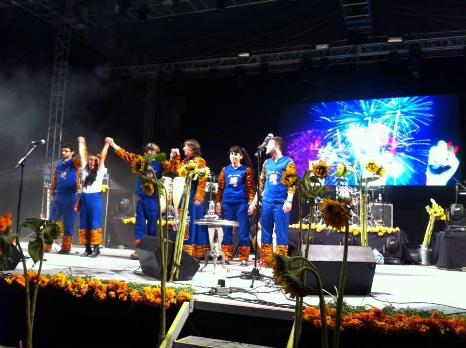 aterciopelados's tweet photo. "@shane9012: Esto fue #aterciopelados en mexico  😃 andrea echeverry 😍 http://t.co/8L1Hc3w1wk