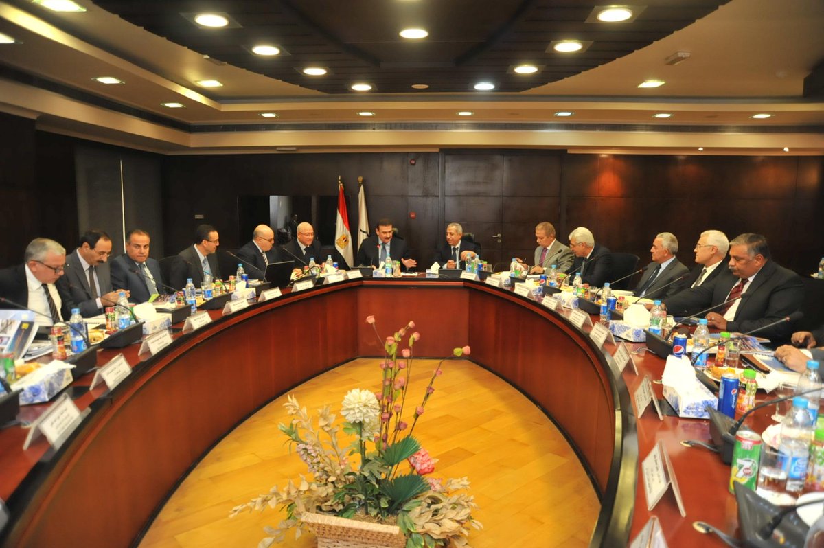 وزير النقل إعداد كوادر بشرية للمساهمة فى مشروعات الموانئ ومحور التنمية