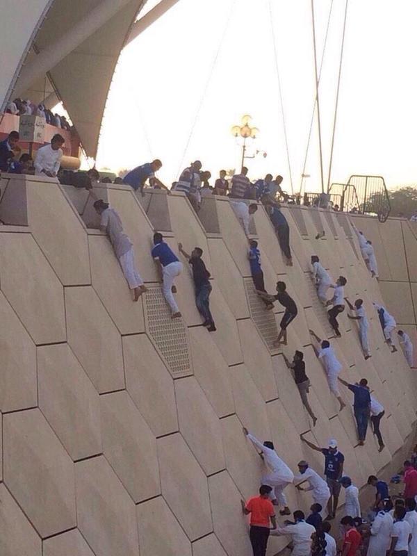 sabqorg's tweet photo. الجماهير تتجاوز الحراسات بعد إقفال البوابات وامتلاء استاد الملك فهد الدولي بالرياض #الهلال #سيدني http://t.co/fv3fcNRCXF