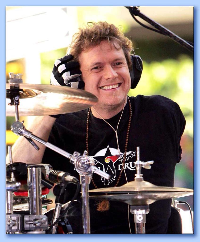 Happy birthday Def Leppard drummer Rick Allen! 
