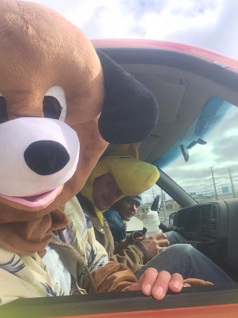 craineium's tweet image. Mr. Unge takes the farm animals for a car ride #farmanimalfun #pickincorn #Halloween