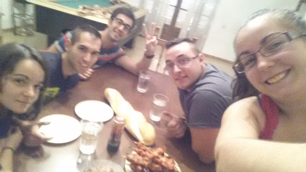 OcaaIrene's tweet photo. Comida riquita por calzada @ElenaOcaN @ruben_cordoba93 @raul_corrales @_AntonioCF_ #BarbacoaPerfecta http://t.co/mfVyNXjaoX