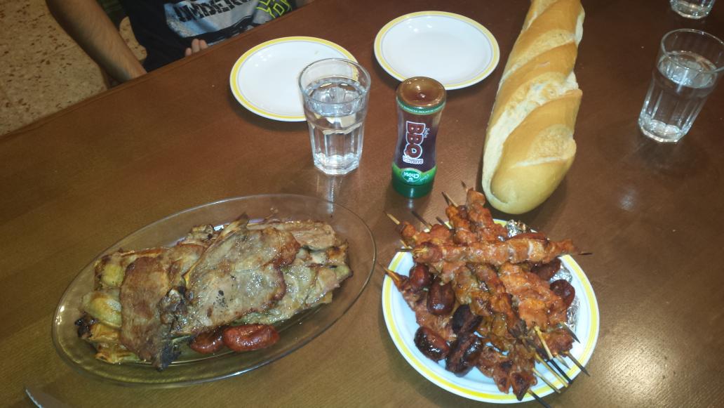 OcaaIrene's tweet photo. Comida riquita por calzada @ElenaOcaN @ruben_cordoba93 @raul_corrales @_AntonioCF_ #BarbacoaPerfecta http://t.co/mfVyNXjaoX