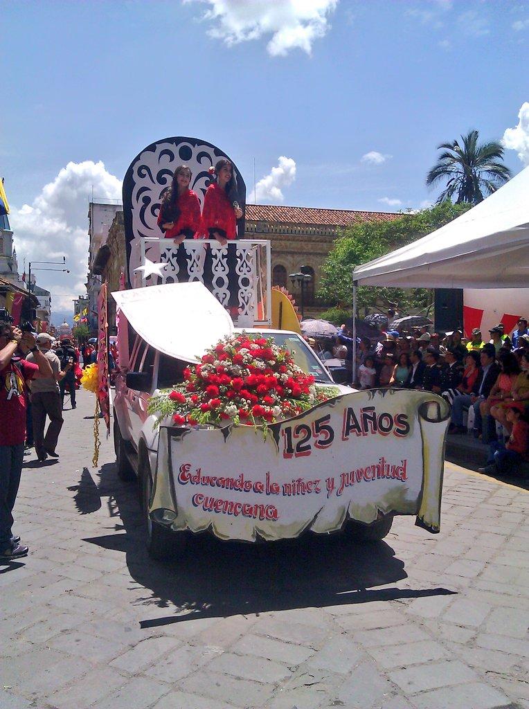 La Voz del Tomebamba on Twitter "DesfileEstudiantil Cuenca 