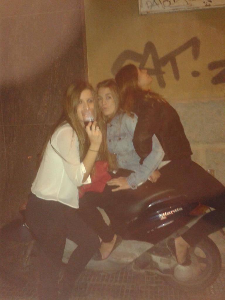 martalatorree's tweet photo. Casas baby carreras ilegales JAJAJAJJAJAJAJA que traviesas @leirevelasco4 @dariabrs77 @Elenaa_8 http://t.co/9YM0eK5JZw