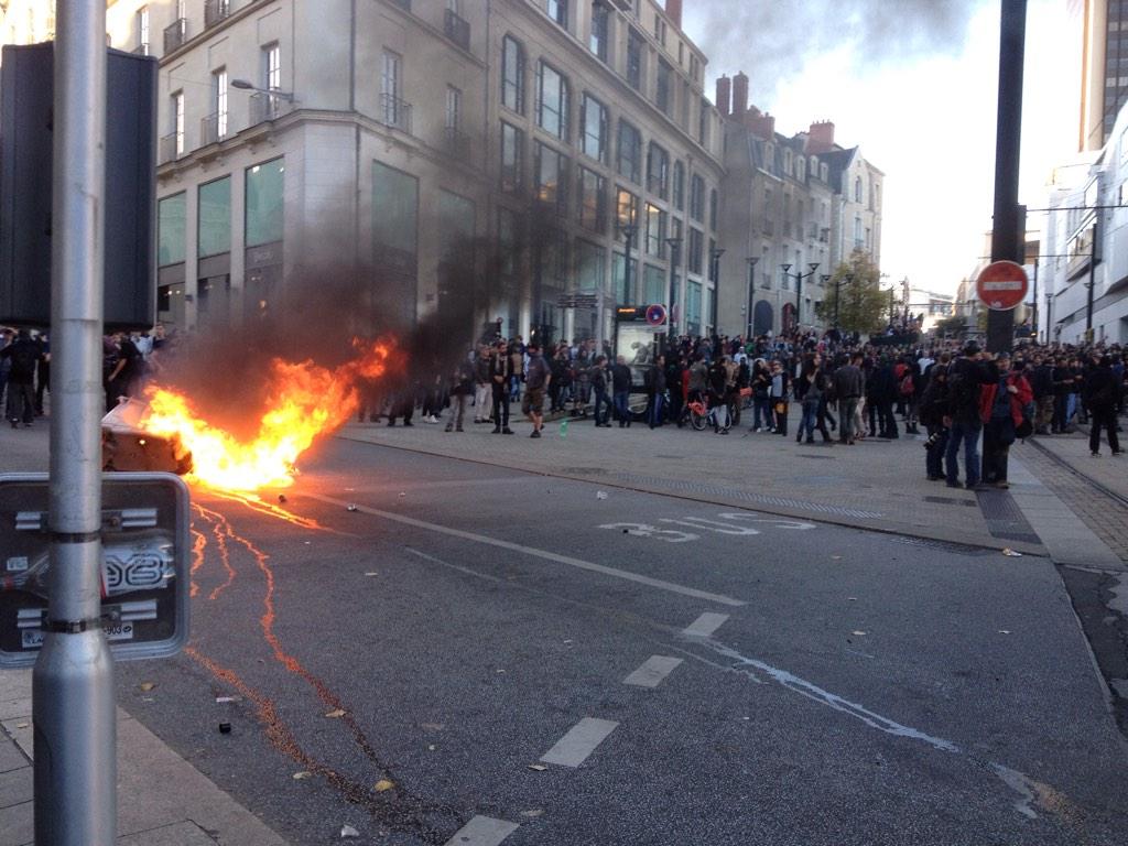 Manifestation de Nantes: Valls condamne un "déchaînement de violence délibérée" B1XjRdIIgAI2VQf