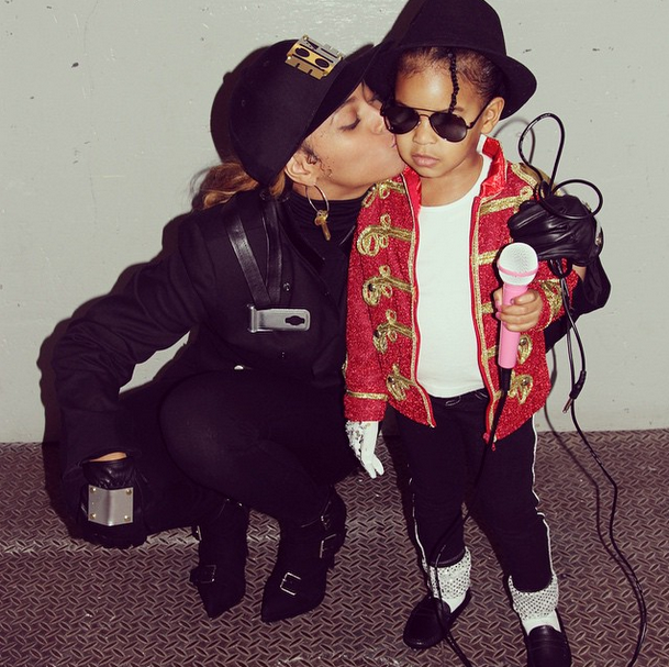 MJJSpace's tweet photo. Beyoncé fantasia Blue Ivy de Michael Jackson no Halloween.
Beyonce Blue Ivy costume for Michael Jackson on Halloween. http://t.co/zEBgkYfyOO