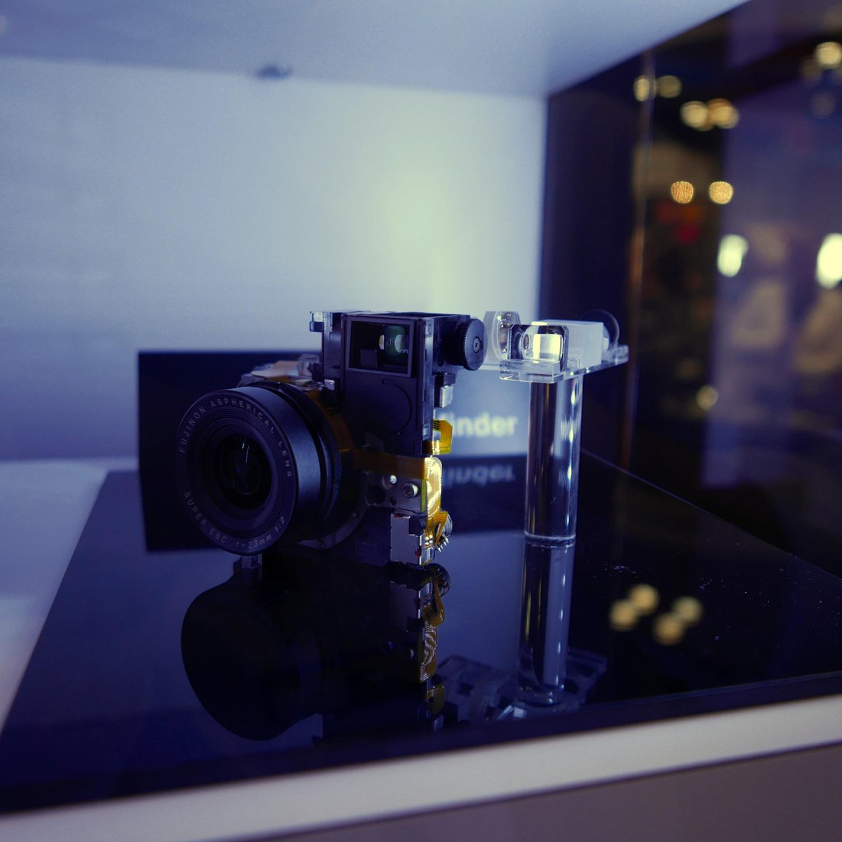 UniquePhoto's tweet image. #UPPE2014 #PPE2014 @FujifilmUS #X100T finder's inner workings! Check out this viewfinder at their booth today!