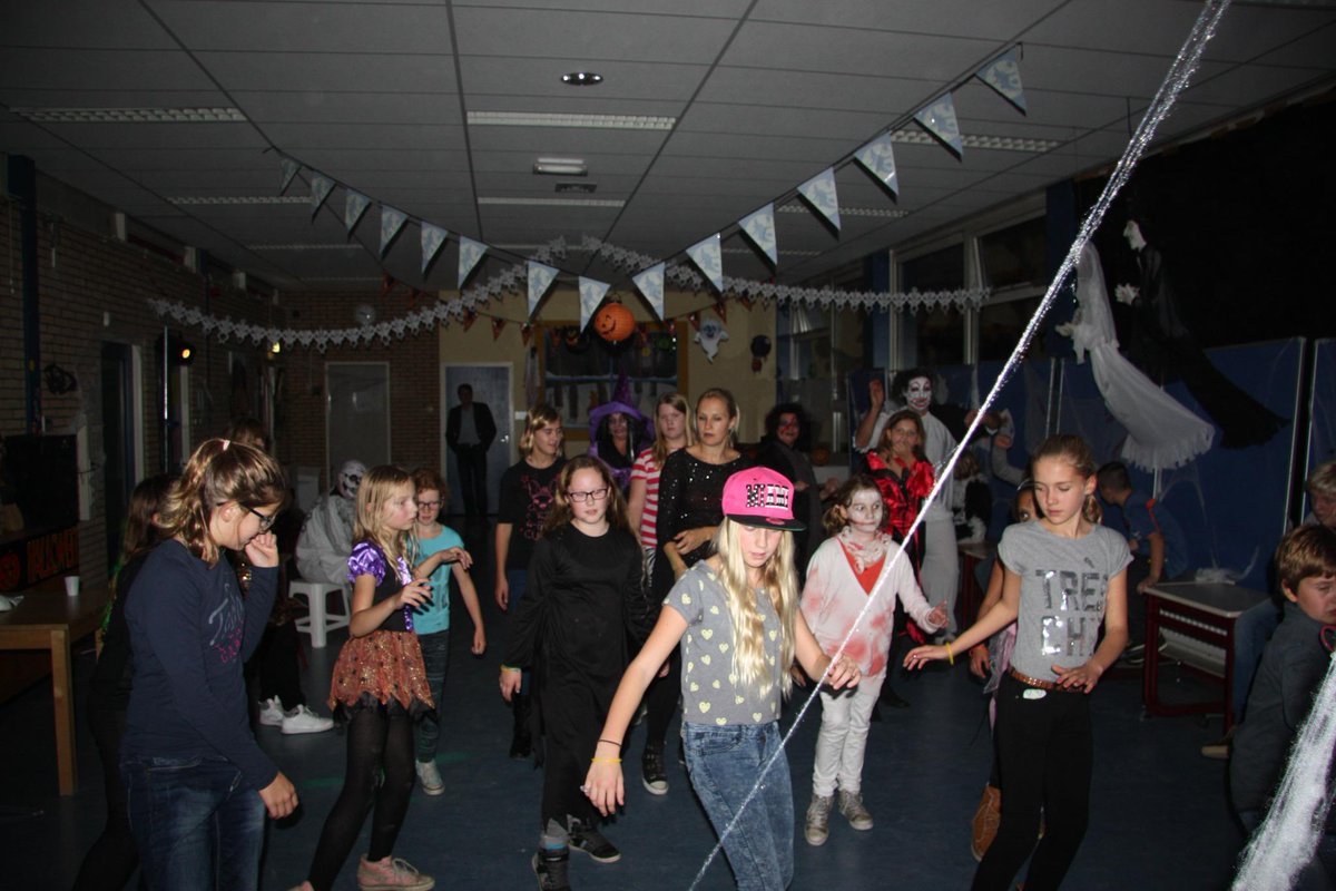 markenburg's tweet image. De foto's van de #Halloweendisco staan op de site. Die van het #Halloweenfeest van de groepen 1 t/m 5 volgen z.s.m.