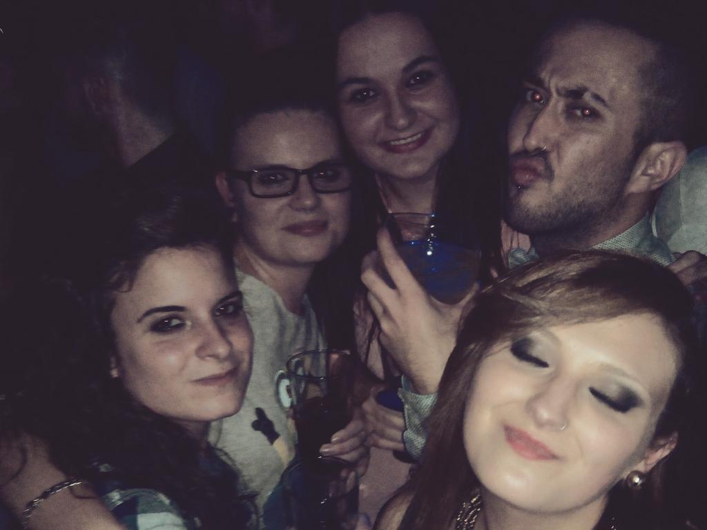 lola_95_15's tweet photo. Una nochecita entretenida con l@s calasparreñ@s est@s!!! @Mado_CB @nuria_ssz @JuanCarlosGil15 #guaaaposs!! 😘😘😘 http://t.co/KLIsG9qhEt