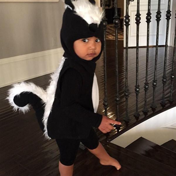 Netaclaus's tweet photo. North West is cute and all but can we talk about her pointed toe and how she needs to get into dance asap #DancerProb http://t.co/prB5TQCWUy