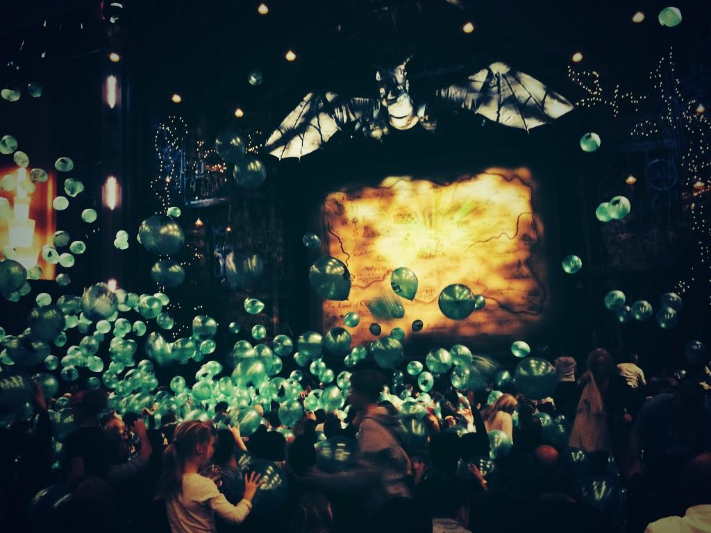 dirkiewasha's tweet photo. Green all over London last night #LondonEye #WestEnd #Theater #Wicked @stownsend7 #thanksforspoilingme 🐘👞 http://t.co/iGcpfPj04v