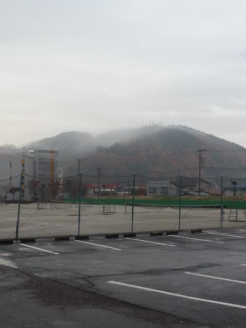 kosakasyoukai's tweet photo. 朝の散歩中、久しぶりに煙見山が チャント(？)見えます。
今朝は11℃ 散歩しやすい温度です。そう言えば 昨年は11月11日に、初雪がありました。 http://t.co/OuBEDHvZZf