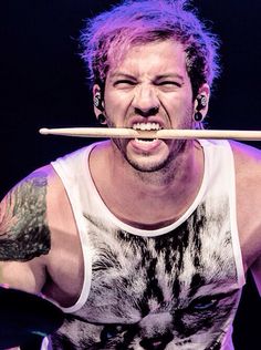 ohms_believer's tweet photo. Remember Animal from the Muppets? This is him now...feel old yet? #twentyonepilots http://t.co/2lnfWTPtma