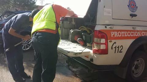 pc_chiloeches's tweet photo. Perros sueltos en cm2004, llamada 112, acudimos 1 vehículo y 4 voluntarios, capturados y llevados a perrera http://t.co/IYrOFech0e