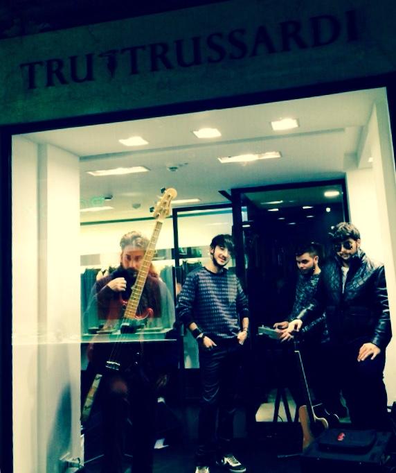 WARNERMUSICIT's tweet photo. @cambiodirotta in posa in vetrina prima del live a #Venezia @TrussardiNews #Soundtru http://t.co/bVVcw4wYNC