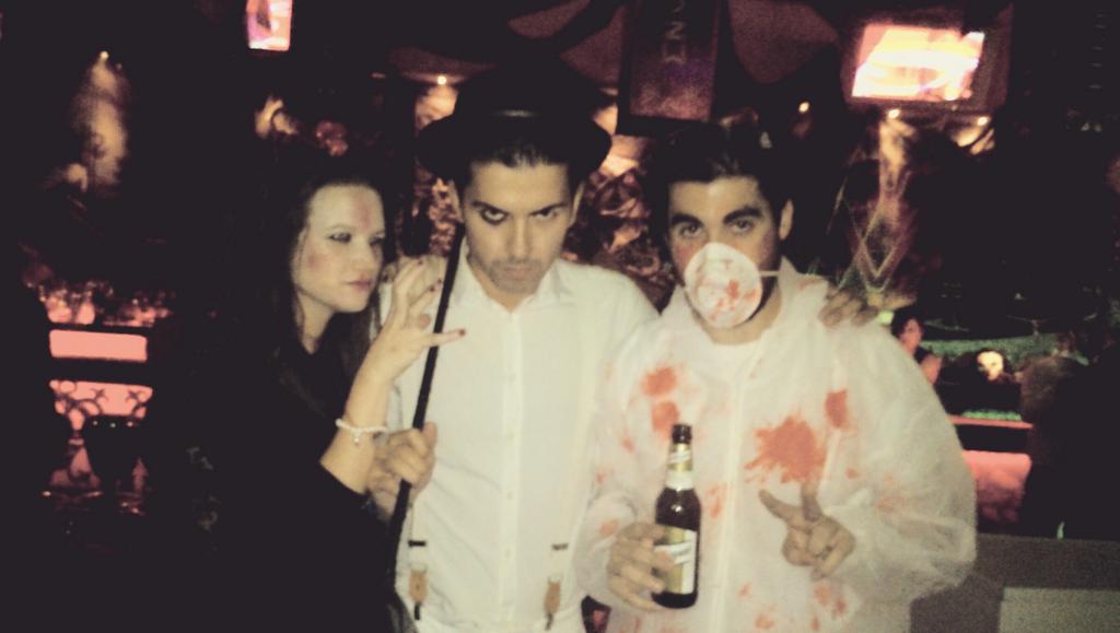 josecLC's tweet photo. ¡Fapeto de Halloween! @fatimc4 #MuñecaMaltratadaRockera #LaNaranjaMecánica @tomi_5_ #DexterÉbola http://t.co/sTeSSUxwAB