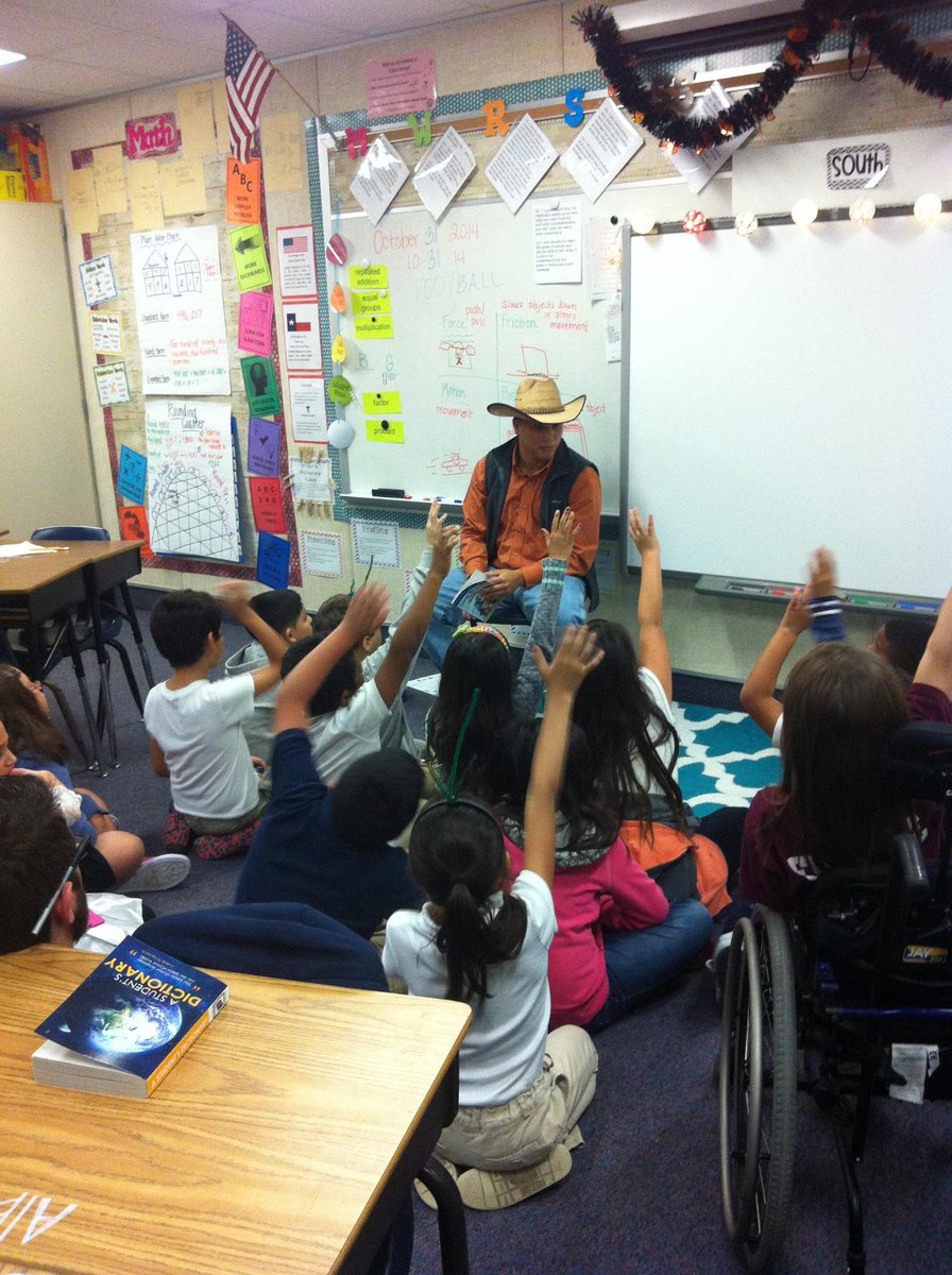 Cline_Jess's tweet photo. @CentralULearns Thank you @Kaleigh0485 and Joseph Cruz for coming to read to our class! The kids loved it! http://t.co/Fi53BeZtr0