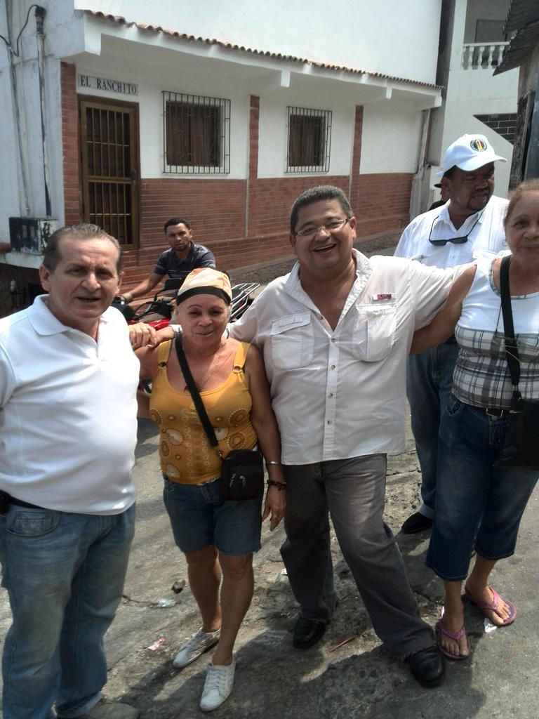 AD_Vargas's tweet photo. Nuestro Sec Gen @JBarretoAD y el Dip @BernardoGuerraC constituyendo casas dl pueblo en Cerro d Jesus y barrio Algarin http://t.co/ffHh3nKLpZ