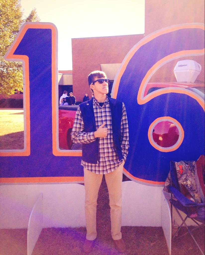 paul_pearson2's tweet photo. Harding Homecoming Tailgate with the greatest club on campus. http://t.co/uHjHRNLQMj